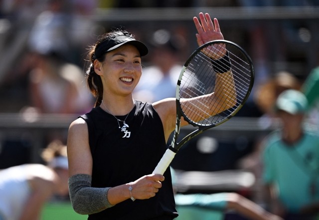 她以顽强的 她以顽强的