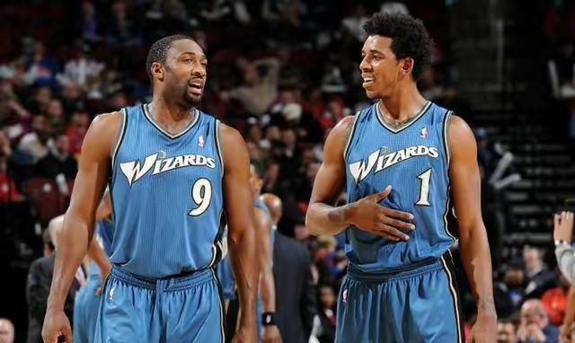 谁就更靠近 谁就更靠近